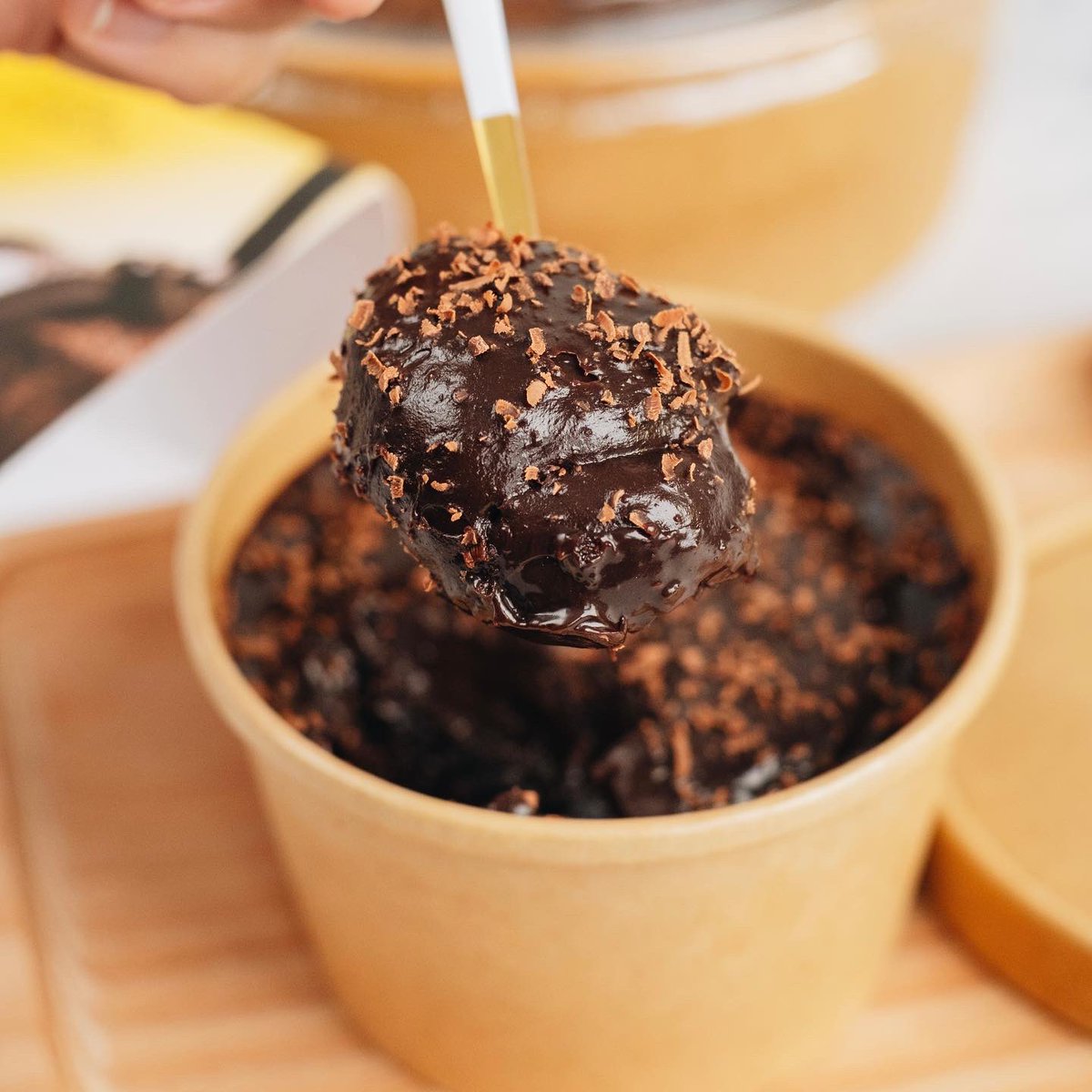 DiscoverMnl's tweet image. #DMFoodSeries

Here’s to all the #chocolate lovers! You gotta try this gooey ganache #tableya chocolate cake from @theoandbrom 😍✨ we are obsessed! 

Tag someone who loves chocolate 🍫
