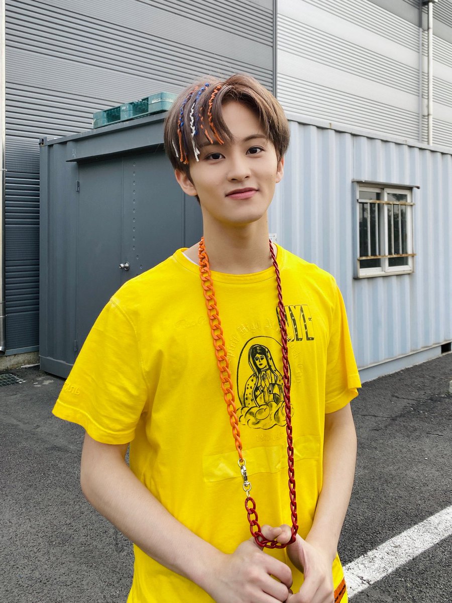 nct/superm mark-bc this man isn’t my bias nor my biaswrecker yet he lives in my mind rent free, sir why-he’d probably yell in a bunch of different languages to throw me off (it’d work)-idk i’d probably get softhearted and stop fighting bc just look at him-victory: mark