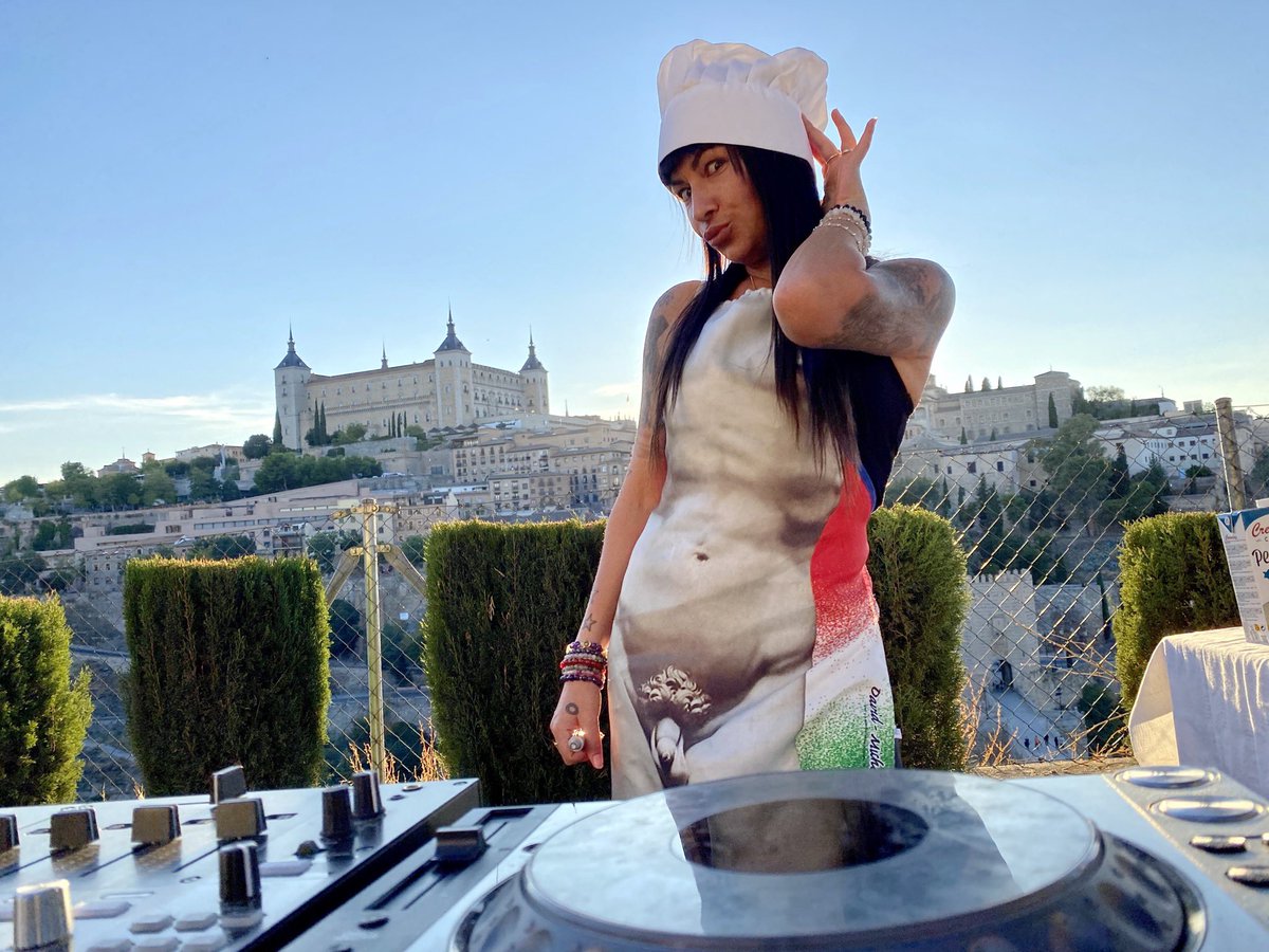 fatimahajji's tweet photo. Se viene... 🥄💃@ramirolopez_ ❤️ #cheflopez 🙌
@Juanma_Alv 👌
#olemipolla 😂 https://t.co/W6d07om3CN