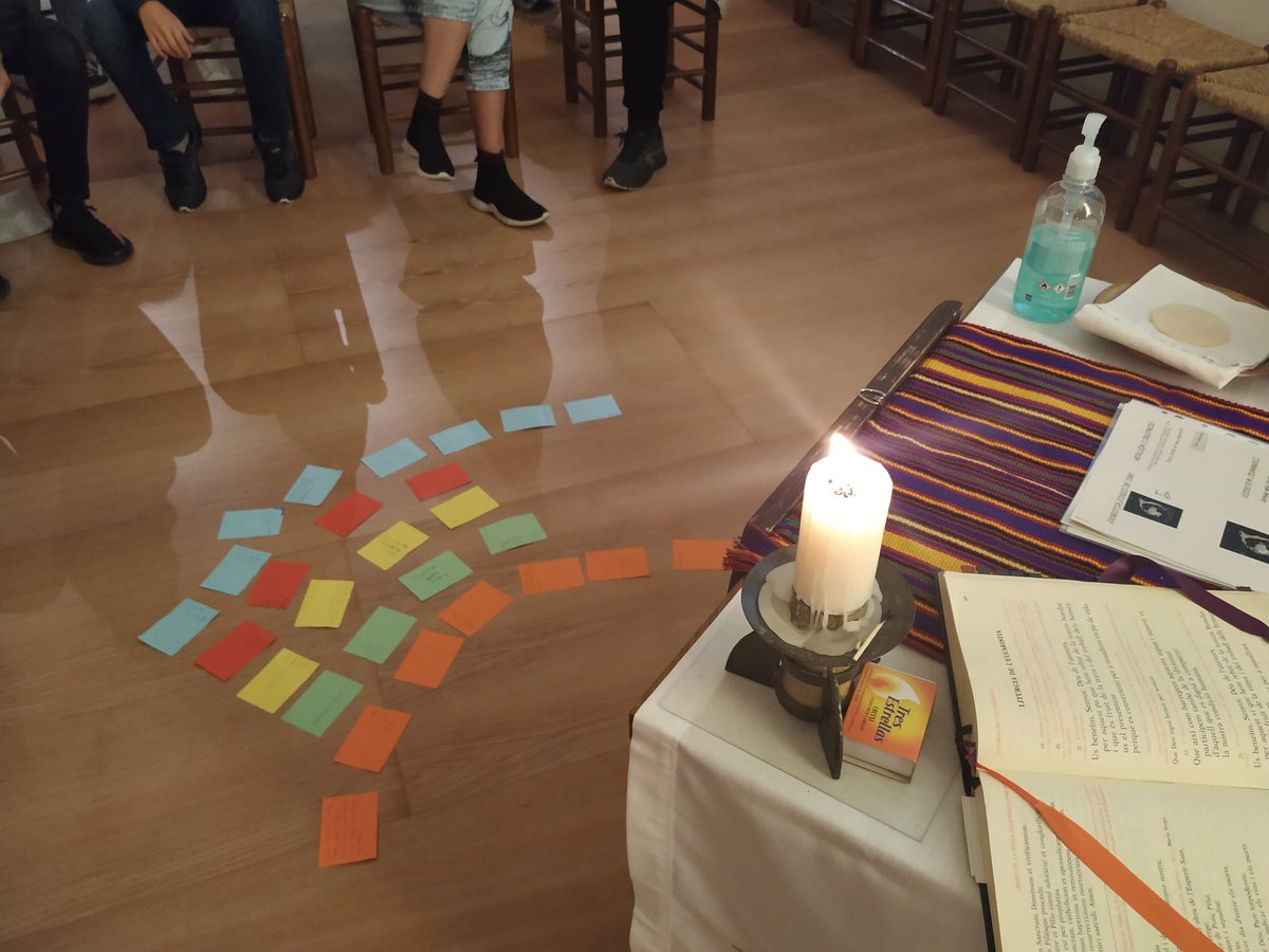 MariaBilbao3's tweet photo. Els alumnes de 3r ESO #JECasp escriuen com acolliran, com seran bons samaritans pels altres durant la celebració d'inici de curs. https://t.co/BCKqRxraqh