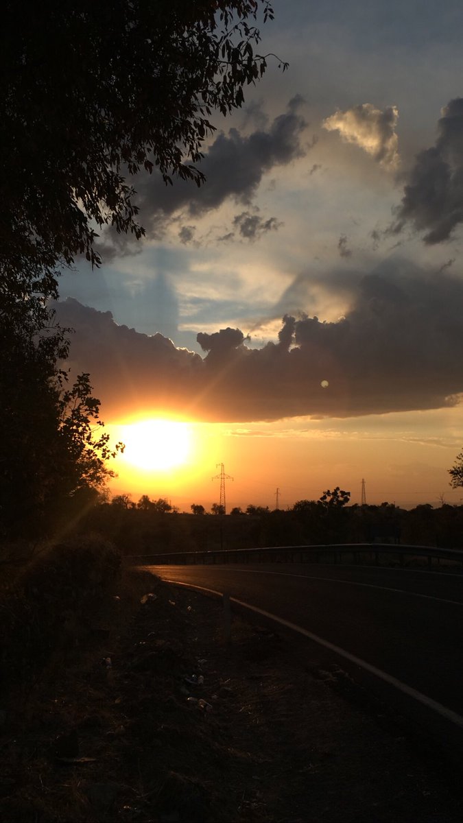 Oysa ben bir akşamüstü oturup turuncu bir yangının 
eteklerine, yüreği avuçlarımda atan bir can yoldaşıyla 
dünyayı ve kendimi tüketmek isterdim 🌾
07.10 💫