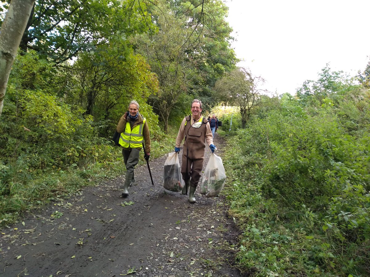 WOLCT's tweet image. A great service done by our wading volunteers this morning, removing bags of rubbish between Blinkbonny and Currie before it effects local wildlife.

#waterofleith #currie #conservationvolunteers #wombles