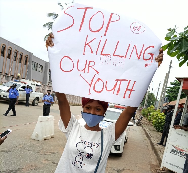 ChristianahAba1's tweet photo. Live at the police Head Quarters Ikeja and even though they are not letting us in, today all we seek is justice and untill we get it we are not leaving, we just moved in with the federal SARS since they have made our homes bloody for us..
#EndSarsNow #WednesdayProtests https://t.co/j4nnWTE2RJ