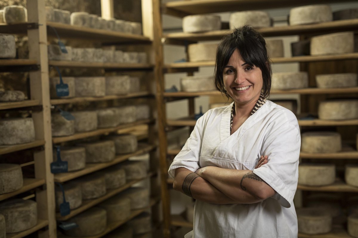 territorimasies's tweet image. Repartint trossets d'història i natura amb cada formatge, la @formatgemiracle es troba a les antigues cuines del #SantuaridelMiracle, a Riner 

🎬També la trobem a #BellMig!

#coopdeterritori
#sobiraniaalimentaria