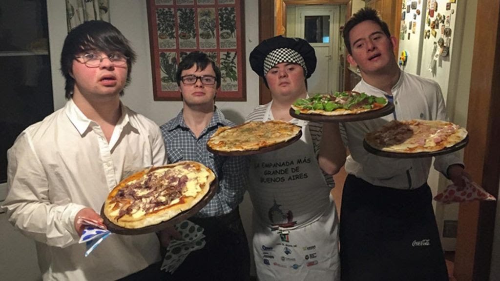 Estos cuatro chicos con Síndrome de Down, cansados de que los discriminen, crearon su propio emprendimiento en 2016: “Pizza party Los Perejiles”. Ni planes sociales ni empleo público, solo dedicación y mucho esfuerzo. Siguen adelante pensando en nuevas ideas. Felicitaciones.