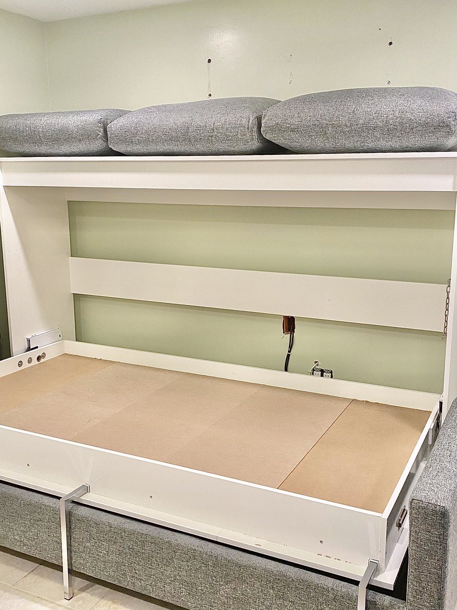 MurphybedsBroR1's tweet photo. Rudy’s home office in Forest Hills, NY now pulls double duty as a guest space thanks to a twin size horizontal Murphy sofa! The white hi-gloss Murphy bed &amp; grey sofa are a very sleek color combination! #HorizontalMurphysofa #HomeOfficeGuestSpace #Multifunctionalfurniture https://t.co/4mhzd8VF8P