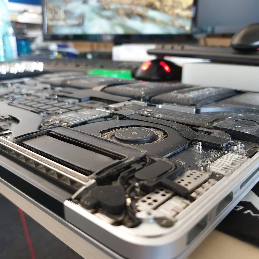 marmureanuweb's tweet photo. Pentru a avea un laptop sanatos mergeti cu el regulat la #itsupport Dupa ceva fluckeruri pe ecran a cedat ssd-ul
.
.
.
#macbook #macbookpro #macos #circuits #macbookdead #it #developers #development #developerlife #macfans https://t.co/aaCI2lN3ue https://t.co/xcXKIjh3E3