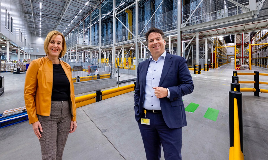 Vandaag in <a href="/ondernamenlekst/">OnderNamen Lekstroom</a> interview Karel de Jong, Executive Director Supply Chain van <a href="/JumboSupermarkt/">Jumbo Supermarkten</a> &amp; Weth. <a href="/EllieEggengoor/">Ellie Eggengoor</a> over hypermoderne distributiecentrum Jumbo in #Nieuwegein. Jumbo: centrale ligging Nieuwegein was doorslaggevend  tinyurl.com/y2mnoxmb #logistiek