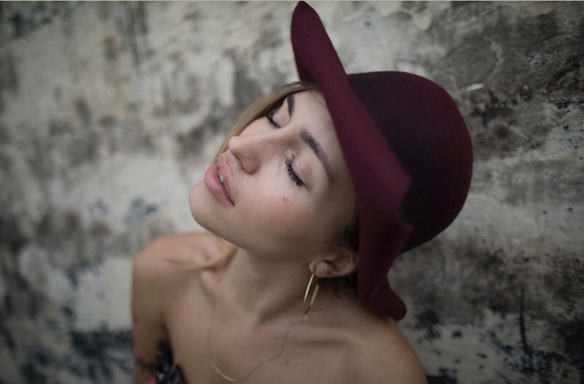 Serena Brancale (@serenabrancale) on Twitter photo Il 22 Ottobre sono felice di ospitare sul palco del BlueNote i miei amici :
Willie Peyote, Roshelle, Marco Castello.
Saranno 2 set.
A voi la scelta.
🌿
<a href="/Bluenotemilano/">Blue Note Milano</a>
Ph. @ileniatesoro Il 22 Ottobre sono felice di ospitare sul palco del BlueNote i miei amici :
Willie Peyote, Roshelle, Marco Castello.
Saranno 2 set.
A voi la scelta.
🌿
<a href="/Bluenotemilano/">Blue Note Milano</a>
Ph. @ileniatesoro