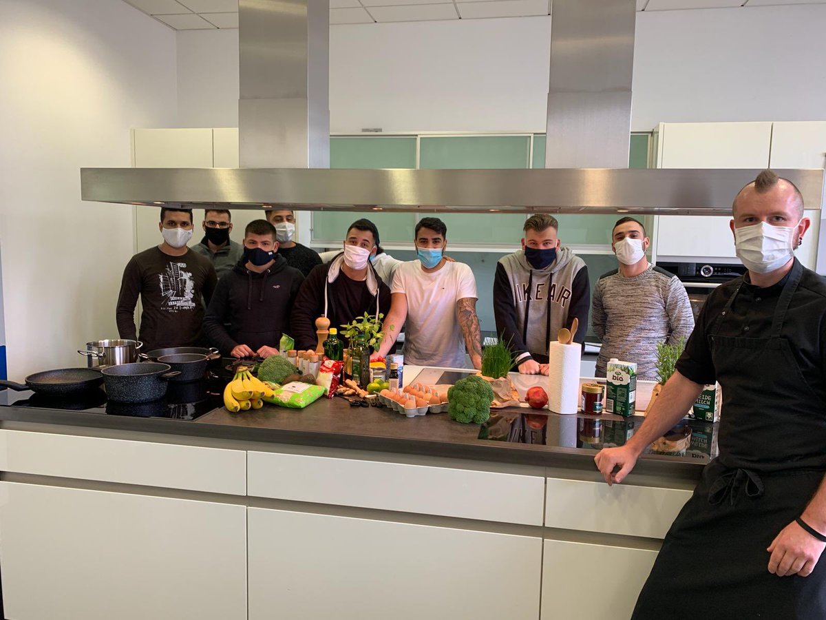 DVolksheimer's tweet photo. Und wieder ist die @IKKSuedwest bei der Firma Schott im Auftrag des IKK Azubiprojekts unterwegs. Dieses Mal gemeinsam mit Frank’s Fit Kitchen zum Thema gesundes Kochen. Sieht lecker aus. Die @IKKSuedwest wünscht guten Appetit 😋. https://t.co/WYoFNw1WnH