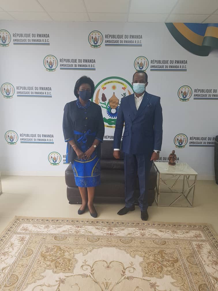 vincentkarega1's tweet photo. Heureux de recevoir S.E Madame Ndiaye, Représentante de l’ Union Africaine à Kinshasa. Entretien sur la promotion des perspectives africaines de l’ Agenda 2063. La collaboration sur les questions des Grands Lacs, coopération intra-Africaine etc. Afrique debout. https://t.co/2majOLGahV