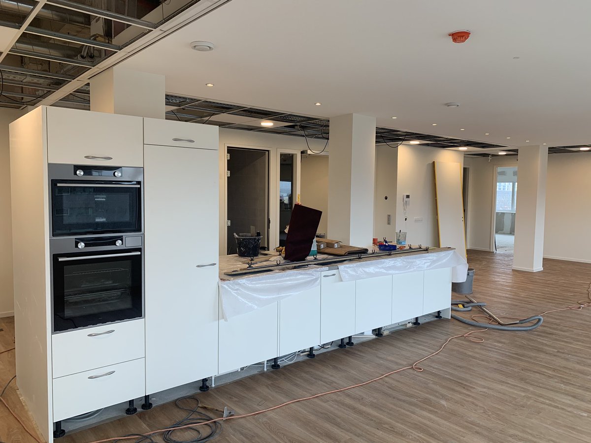 Volop bezig met de laatste loodjes in Roermond. Villa casimir voor de vakantie opgeleverd, sinds deze week bewoond. Erg mooi eindresultaat geworden. 💪💪 De LLTB toren (15 app en 30 zorgstudio’s) zullen we  over enkele weken opleveren.