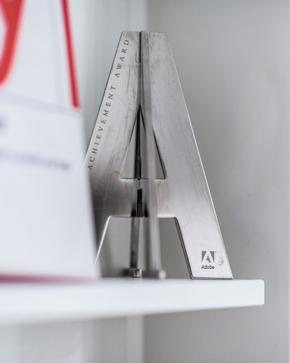 labor_digital's tweet photo. Unser erster ADAA-Award, den Stephan und Mathias 2006 für die Gestaltung einer Buchreihe erhalten haben! 🥳 Wir freuen uns nicht nur über die Auszeichnung selbst, sondern auch, dass daraus eine langjährige Partnerschaft mit Adobe entstanden ist. 💡

#adobe #adobedesign #award https://t.co/pvWybQfsri