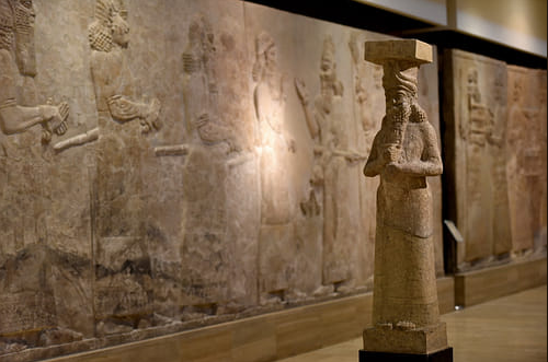 اعلُ فوق الاطلال القديمة وتمشَّ عليها
وانظر الى جماجم المتأخرين والماضين
فأيهم الاشرار وأيهم الصالحون.
حوار ادبي قبل اكثر من ٤٠٠٠ عام بين سيد وعبده عاشا قبل هوميروس وغيره من شعراء العالم القديم بعشرات القرون
في احدى تلك المدن القديمة في سهول بلاد مابين النهرين