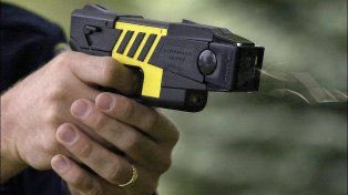 EduardoFeijoo's tweet photo. Ahora todos son especialistas y opinan sobre el uso de las Taser... y si mejor discutimos un plan de seguridad? https://t.co/fbyqsrVbzW