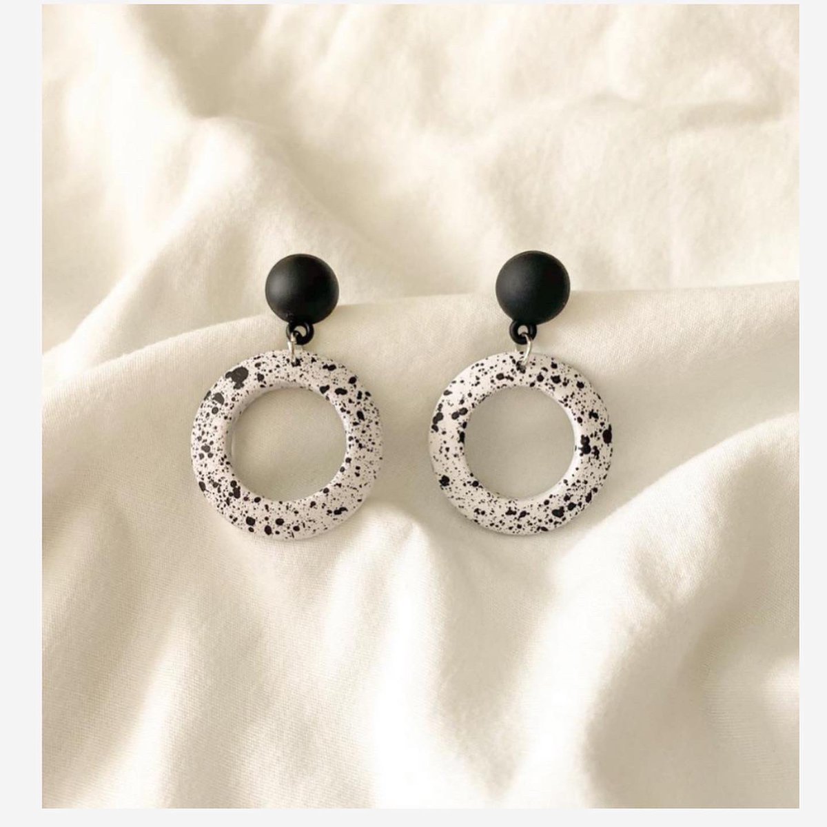 __karinascloset's tweet photo. Now available 🥳 https://t.co/7K1KZoSZCu under the jewelry section, check them out! 
#karinascloset #onlineboutique #shopsmall #fashionblogger #boutiqueshop #boutiquelife #shoplocal #ootd #smallbusiness #boutiquejewelry #womensfashion #fallfashion #accessories #earrings https://t.co/nDdz0wY6JO