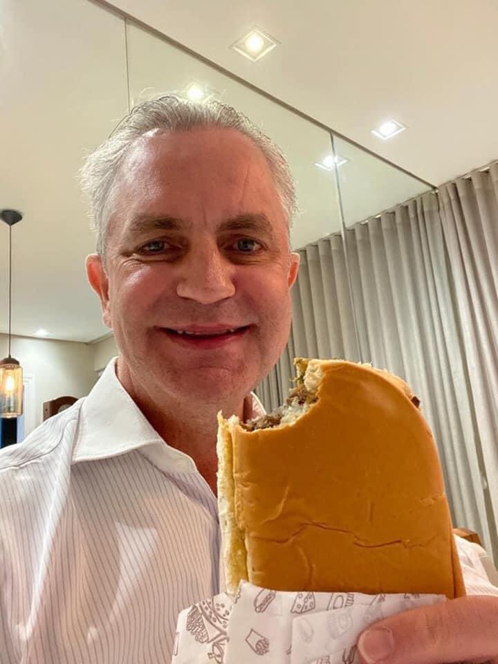 “Esse mês eu vou guardar dinheiro”
Dinheiro cai na conta : 
eu :