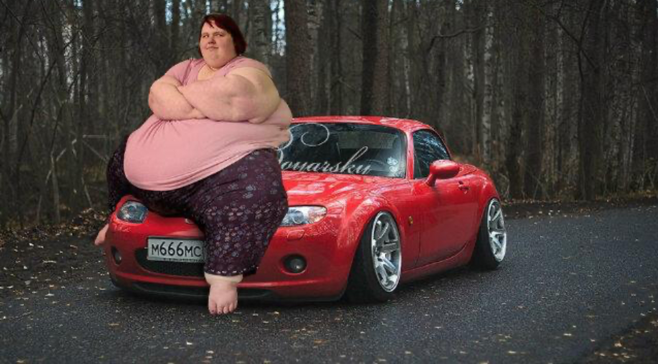 Толстая женщина и автомобиль