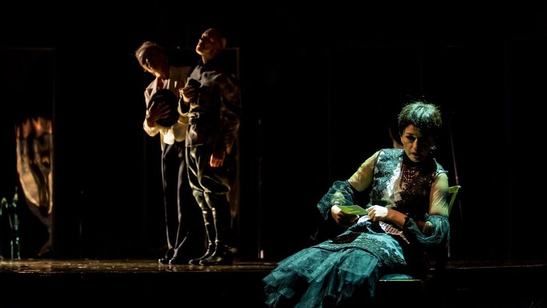 Właśnie otrzymaliśmy wiadomość, że u jednego ze współpracujących z teatrem artystów potwierdzono zakażenie koronawirusem. W związku z tym, w trosce o Państwa zdrowie i bezpieczeństwo, postanowiliśmy dziś i jutro (7, 8 października) ODWOŁAĆ POKAZY spektaklu DRACH.