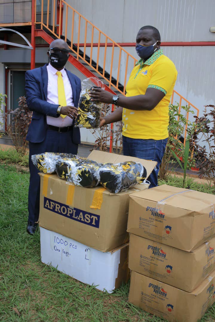 mtnug's tweet image. 4,000 Masks from MTN have been received by Owek Patrick Katende Kabagambe, the Cabinet Minister in Incharge Of Special Duties &amp;amp; Strategic Development at Bunyoro Kitara Kingdom on behalf of the Kingdom. Masks handed over by MTN's Aggrey Byaruhanga. #WearItForMe