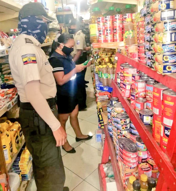 Gobersucumbios's tweet photo. @Gobersucumbios
@albaro_beltran Las Comisarías Nacionales de Policía de en conjunto con Jefaturas Políticas @PoliciaEcuador y @EjercitoECU realizan operativos de control preventivo en las cabeceras cantonales, visitando diferentes establecimientos #Paf2020 #CaducidadDeProductos https://t.co/jowKTAvR6v