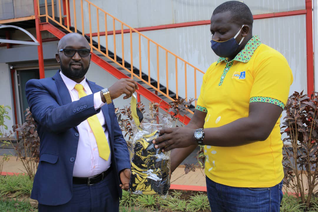 mtnug's tweet image. 4,000 Masks from MTN have been received by Owek Patrick Katende Kabagambe, the Cabinet Minister in Incharge Of Special Duties &amp;amp; Strategic Development at Bunyoro Kitara Kingdom on behalf of the Kingdom. Masks handed over by MTN's Aggrey Byaruhanga. #WearItForMe