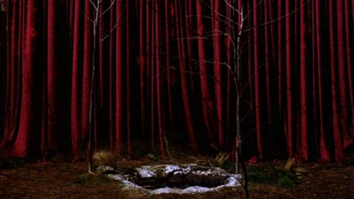 The Twin Pillars and the gateway in between can be represented by the number 101. In Twin Peaks, the entrance to The Black Lodge, a place that exists in another dimension, is depicted as a rabbit hole between two trees, which resembles a zero between two ones.