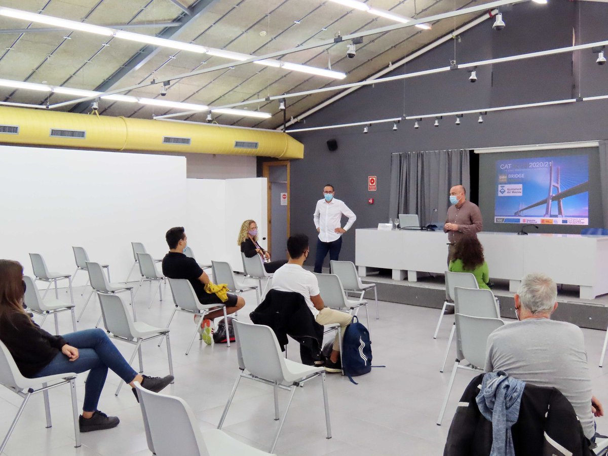 elmasnou_cat's tweet photo. 📣El projecte ‘#CatAzubi’ busca catalans i catalanes que vulguin emigrar a Alemanya o Àustria per cursar els seus estudis de formació professional dual.
Avui ha tingut lloc la xerrada informativa a #elMasnou i una desena de joves s’hi ha interessat.
ℹ️ https://t.co/0D8WuoQ6hq https://t.co/T3VAQXleoz