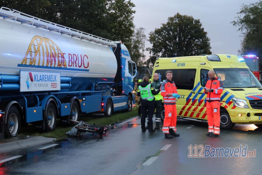 Fietser zwaargewond bij aanrijding met vrachtwagen in #Harskamp. 112Barneveld.