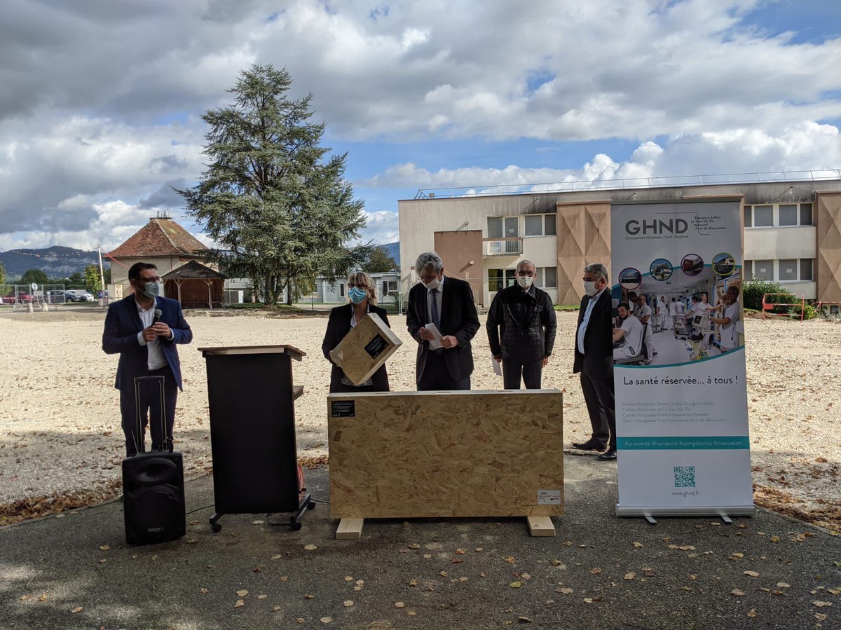 ghnd_38's tweet photo. Pose de la 1ère brique de bois du futur bâtiment #SSR du #CHPB par Laurence Bernard, directrice du @ghnd_38 : « Bientôt un centre de rééducation de référence de 1300 m2, pour les SSR neurologiques, gériatriques et locomoteurs ». https://t.co/u31B8d8j4x