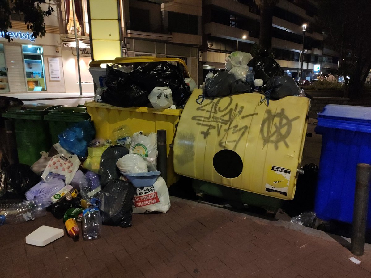 malgosamarc's tweet photo. @jordi_ballart on representa que hem de llençar les escombraries al centre? Ni amb "canvi de govern" hi ha manera de tenir un centre net! Preocupeu-vos dels problemes reals! Aquest tema és reiteratiu! https://t.co/c5qTDspfOj