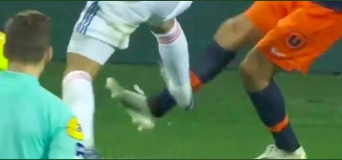 _BeFootball's tweet photo. Comparaison des sanctions pour un geste similaire depuis le début de la saison :

- Aouar : 1 match ferme
- Di Maria : ❌ Rien
- Payet : 3 matchs (dont 1 avec sursis) https://t.co/vEwYy4ZXnI