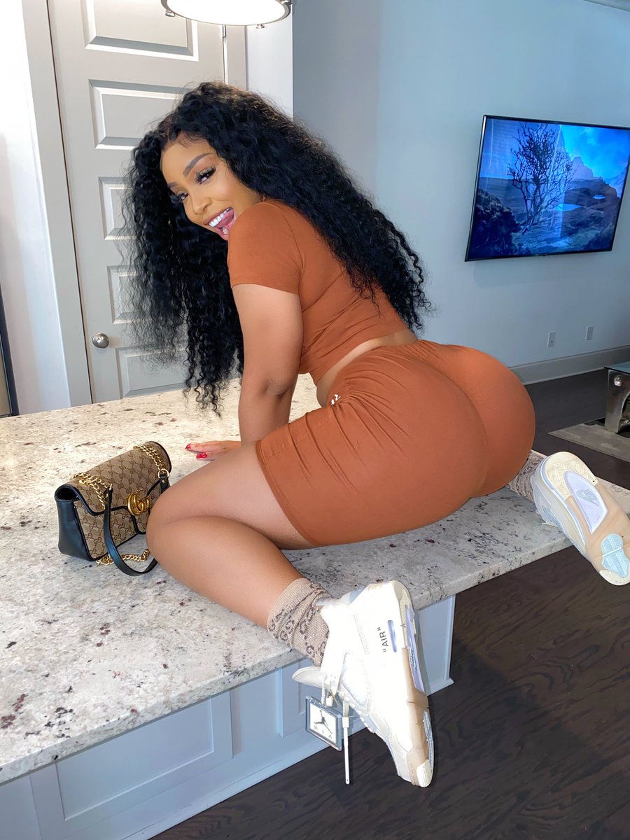 LightSkinKeisha's tweet photo. I mean.....how else was I gone show off my shoes 🤣🤎🏦 https://t.co/wos6t3r1AH