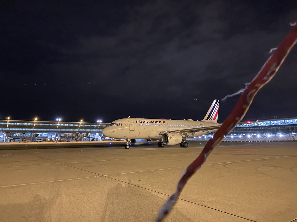 aldomacair's tweet photo. Bon vol #AF1448 bonne soirée sur #BCN   ⁦@DamienLcc⁩ ✈️✈️ 
Pôle ⁦@gordonmelmac⁩ 😉 https://t.co/kSYUd94DAA