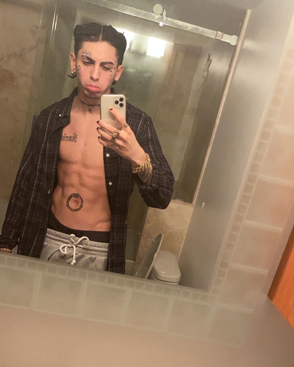 kheayf's tweet photo. Fijense q en la ultima aprendí a respirar :)<3 https://t.co/QipdpGkgd4