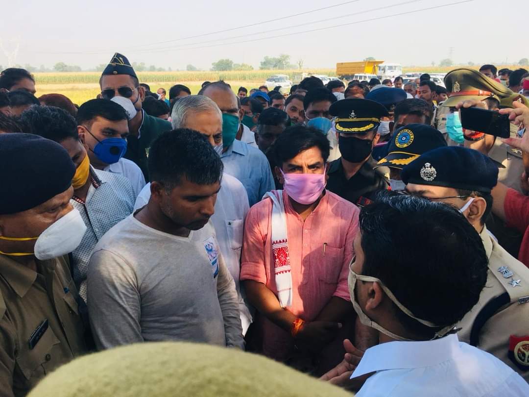 JilaMainpuri's tweet photo. कुरावली(मैनपुरी) क्षेत्र के ग्राम नानामऊ में माँ भारती के लाल अमर शहीद वीर जवान वीरेंद्र सिंह यादव जी को श्रद्धांजलि अर्पित करते @PRADEEP_BJPMPI
परिजनों से मिलकर योगी सरकार द्वारा शहीद के सम्मान में परिवार को रु.50लाख,एक सरकारी सेवा व शहीद के नाम  एक सड़क 
@Bjp4Braj @BJP4UP https://t.co/3OevgUsgRO