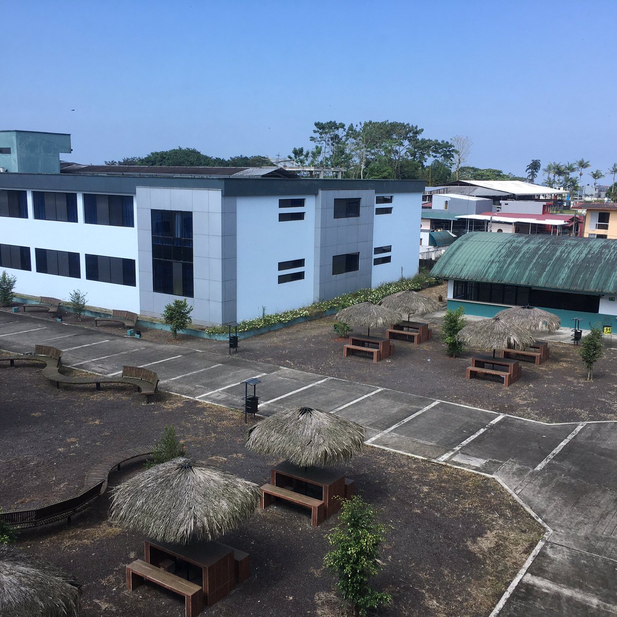 PUCE_StoDgo's tweet photo. Día espléndido en el campus de la #PUCESD #SantoDomingo El personal de servicios continúa en su mantenimiento y desde Prorrectorado se coordina el inicio del semestre #26octubre 💪 #parasermejor #notedetengas #becaspucesd Les esperamos a todos #matriculaspucesd #12octubre 🙌🏻🏃‍♀️ https://t.co/GP4EeIe5DP