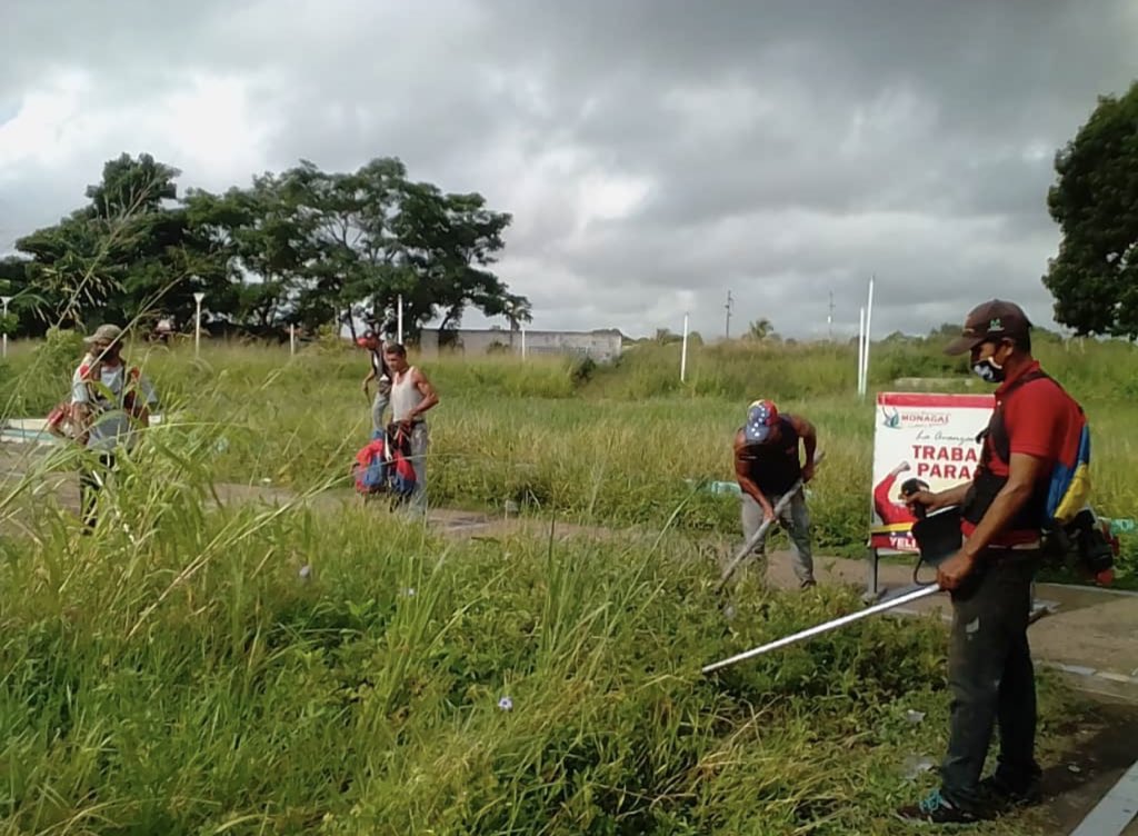 gladysbarreto_'s tweet photo. #Miércoles Equipo de la Gobernación de Monagas @GobMonagas_ continuamos limpieza y embellecimiento de diferentes espacios de la Parroquia Los Godos #Maturín,está vez desde la Plaza Libertador de los Guaritos.Gracias a la Gestión del Presidente @NicolasMaduro y Gob. @_LaAvanzadora https://t.co/VZS56N95p3