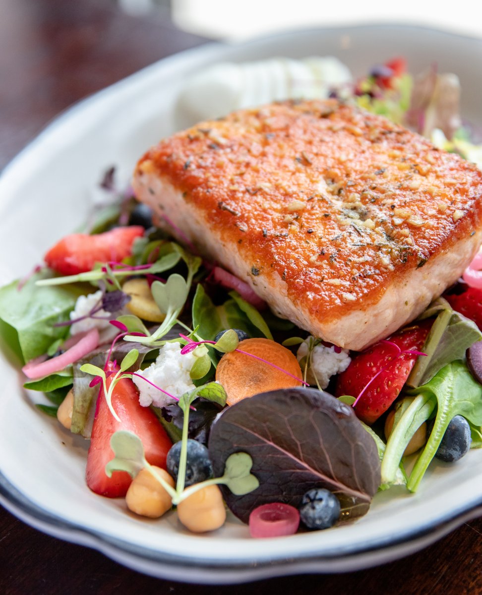 Bernies_Chicago's tweet photo. We're holding on to summer as long as we can with the fresh ingredients in our Create-Your-Own Salads! 🥗 https://t.co/rQzcTAuuaJ