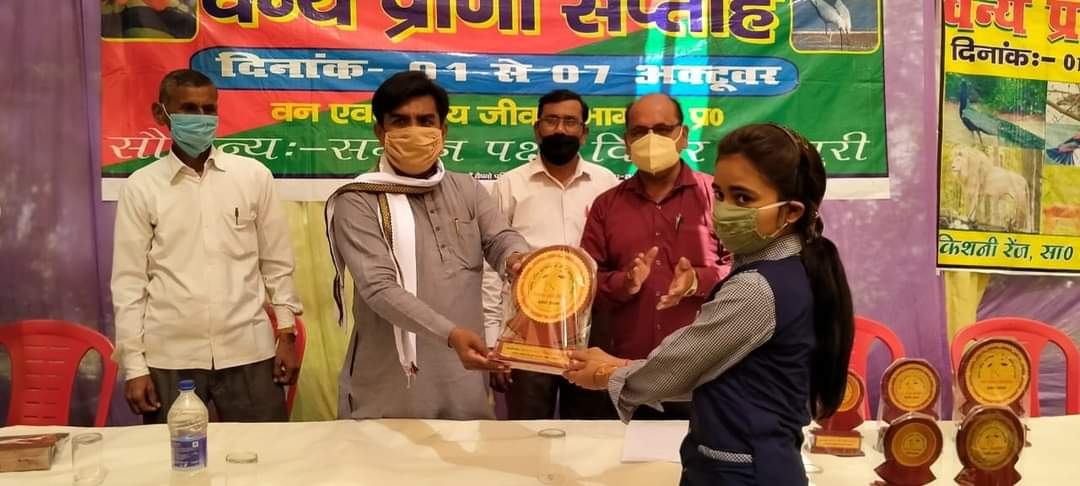 JilaMainpuri's tweet photo. अपने गृह क्षेत्र  किशनी में #समान_पक्षी_विहार द्वारा आयोजित #वन्य_प्राणी_सप्ताह के समापन पर निबंध,चित्रकला व वाद विवाद प्रतियोगिता के प्रथम,द्वितीय व तृतीय आने वाले भैया-बहनों को सम्मानित करते @PRADEEP_BJPMPI जिलाध्यक्ष भाजपा मैनपुरी
@harnathsinghmp @Bjp4Braj @BJP4UP @kpmaurya1 https://t.co/6VNlEkVyzP