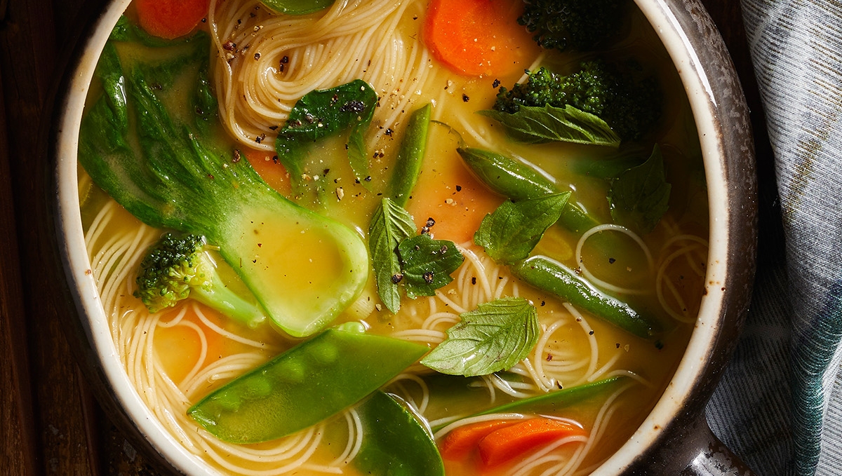 ForksOverKnives's tweet photo. This recipe requires just one pot and 25 minutes. With lots of veggies and plenty of Thai spices, this brightly flavored Thai noodle soup is both colorful and comforting. ⁠https://t.co/cvUWdpVfhF https://t.co/0xXOuibzFw
