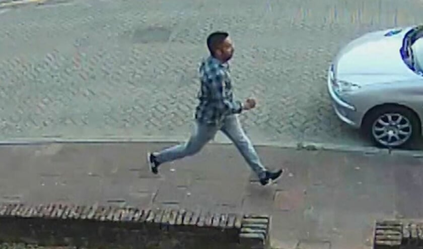 Politie toont beelden van man die voeten van jong meisje wilde zien [SOESTERBERG] De politie Midden-Nederland is op zoek naar een man die een jong meisje vroeg om haar ontblote voeten aan hem te laten zien. Dit incident gebeurde op woensdagavond 2 sept.....