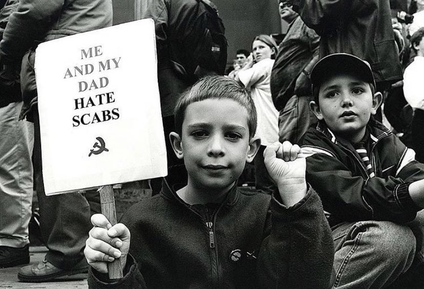 A young boy supports the striking Liverpool dockers, 1990s. From our feature with photographer David Sinclair @redsinky britishculturearchive.co.uk/2018/11/02/str…