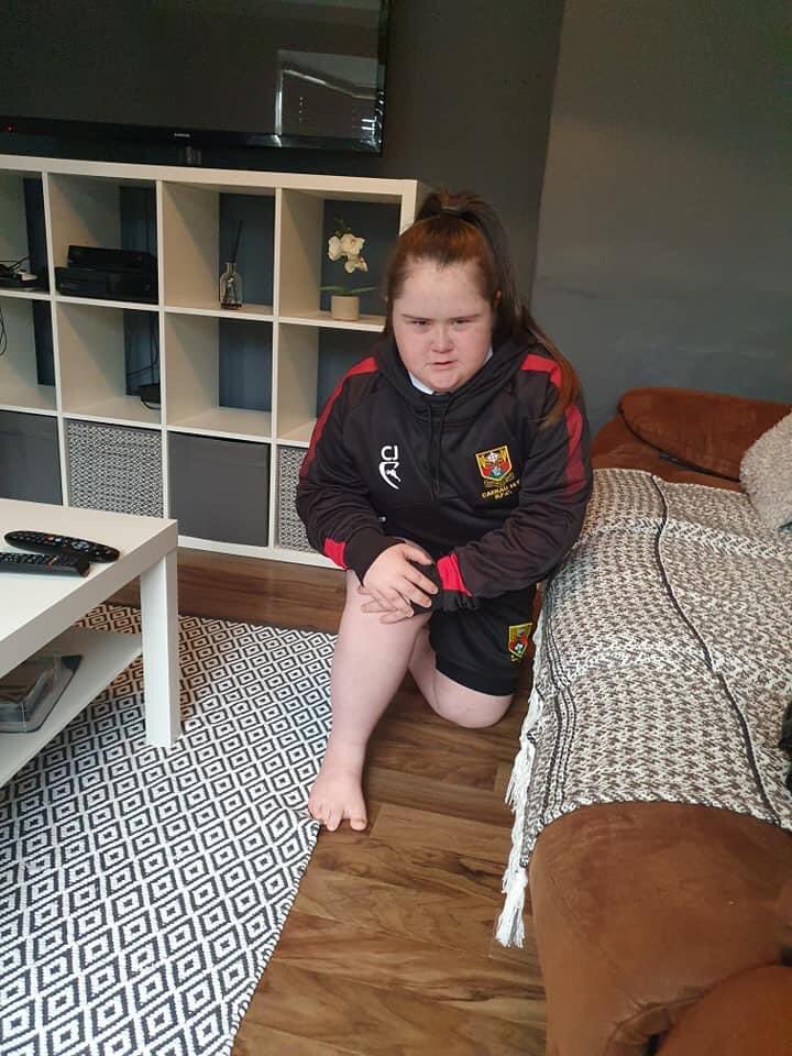 Hey everyone, remember Chloe? She is so overwhelmed and grateful for the positive messages... here she is in her new Caerau RFC kit with her game face on! Her hero is  @AlunWynJones difficult right now I know, but can we use the power of twitter to make something happen for her?