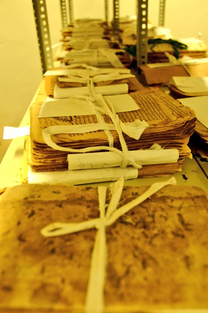 Global_Folder's tweet photo. Some of the over 350,000 ancient manuscripts from Timbuktu, Mali, preserved since the 14th century in 60 to 80 private libraries, written way before most European universities were founded. https://t.co/s5B5NJLH7U