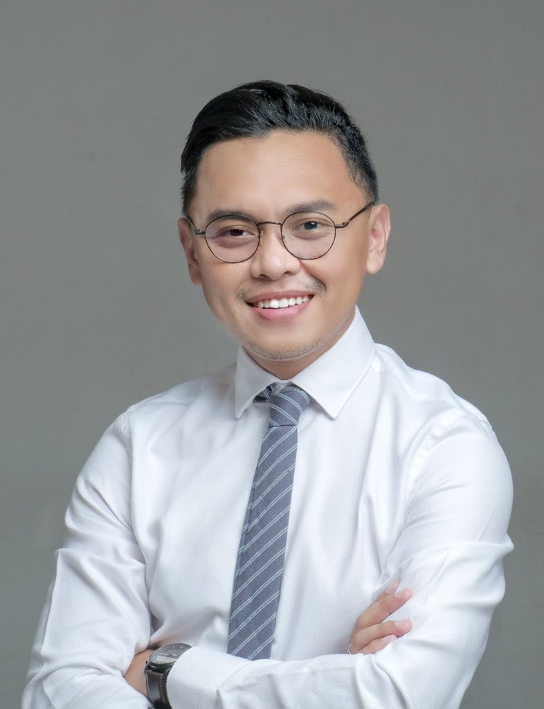 iMean__'s tweet photo. @cassianhollow Saran aja nih, sebenernya nggak perlu pake jas, apalagi keliatan banget kegedean. Yg penting eye catching, karna percaya deh hrd tuh nggak baca, mereka cuma screening mana yg menarik, salah satunya sesederhana senyum lebar. Kayak gini lah kira2. Good luck 😉 https://t.co/OmX6bTCeaz