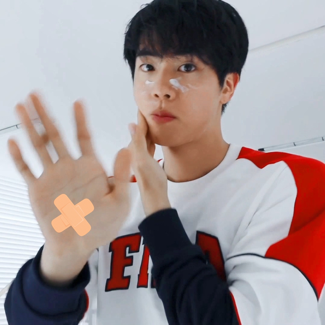 더쿠 - 방탄 진 손까져가며 우드카빙 깎더니 결국 성공함