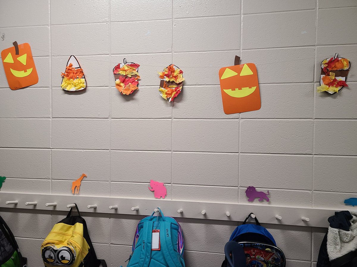 FlorMaya13's tweet photo. Fall at Owens isn't official until we put up our crafts #owenslifeskills https://t.co/uyvHSV4CBg