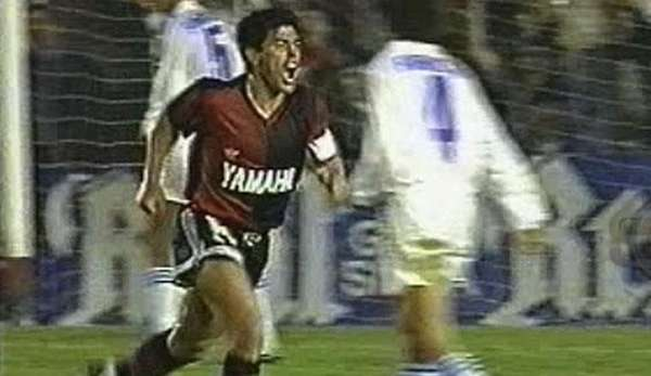 AntonioUbilla1's tweet photo. 7 octubre 1993, estadio Parque Independencia, Rosario, Argentina, amistoso, retorno a la actividad de Diego Maradona,  Newell´s Old Boys  1  (Diego Armando Maradona)  CS  Emelec 0 https://t.co/cOJEEAj4Xn