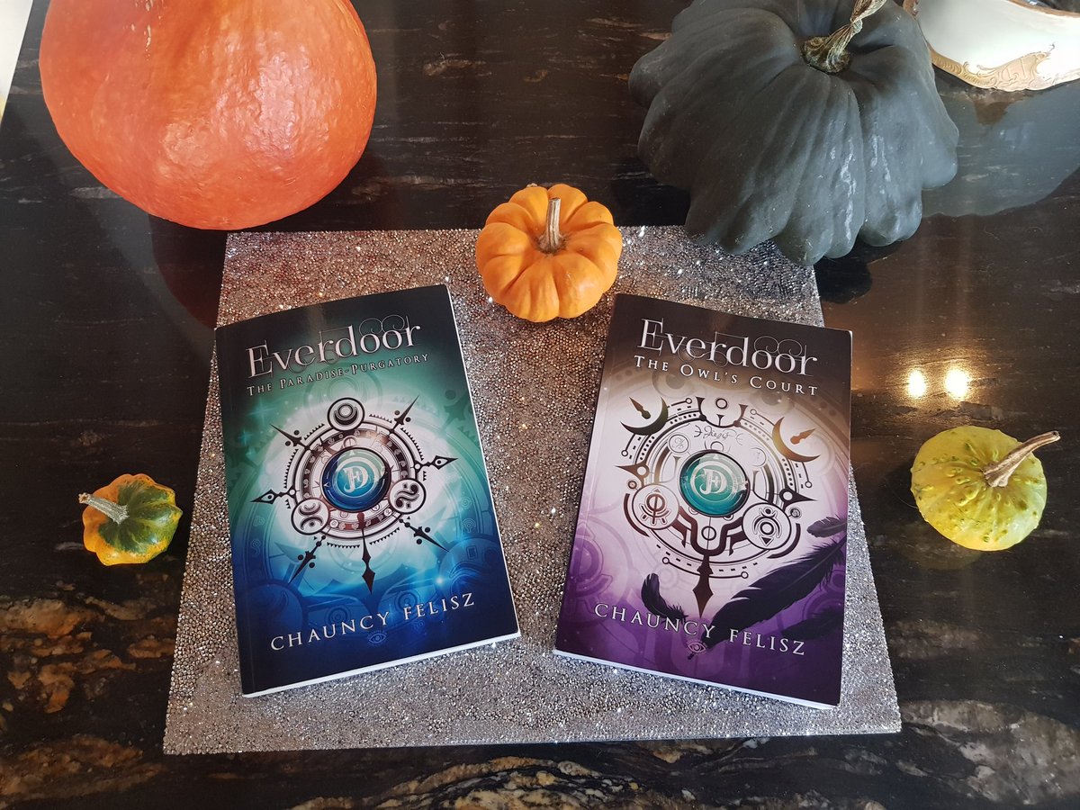 OMG!!!😍😍😍 Look at these absolute BEAUTIES that just arrived in the mail!!!😍😍😍😍 And they are SO shiny!!!😍😍😍🖤🖤🖤🖤 They are just as fabulous as you are, @voodooepii !!😘😘😘😘🖤🖤🖤🖤🖤🖤🖤🖤 #books #bookhaul #amreading